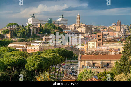 Panoramablick von der Orange Garten (Giardino degli Aranci) auf dem Aventin in Rom, Italien. Stockfoto