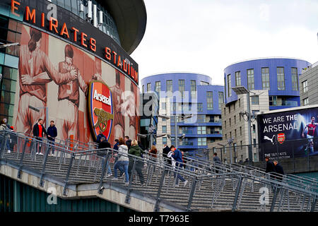 Fans vor der Premier League Match im Emirates Stadium, London anreisen. Stockfoto