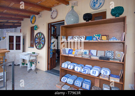 Töpferei shop, Malfa Village, Insel Salina, Äolische Inseln, Sizilien, Italien Stockfoto