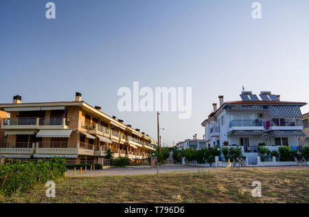 Porto Gerakini, Sithonia, Chalkidiki, Griechenland - 29. Juni 2014: Blick von Wohn- Häusern des Dorfes Paralia Gerakinis auf der Chalkidiki Halbinsel Stockfoto