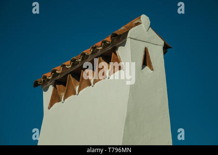 Großen Schornstein durch raue Putz und auf der Dachterrasse an einem sonnigen Tag bedeckt in Ohrid. Eine mittelalterliche Weiler thront auf einem Felsen in Portugal. Stockfoto