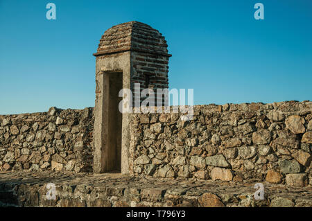 Weg oben auf dicken Mauer aus Stein mit einer kleinen Wachturm an einem sonnigen Tag in Ohrid. Eine mittelalterliche Weiler thront auf einem Felsen in Portugal. Stockfoto