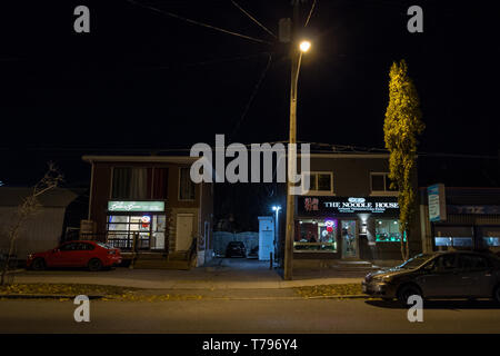 OTTAWA, Kanada - 12. NOVEMBER 2018: Typisch Nordamerikanische Holzhäuser in einer Wohnstraße im Herbst in Ottawa, Ontario, während einer Herbstnacht Stockfoto