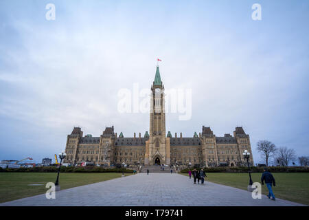 OTTAWA, Kanada - 12. NOVEMBER 2018: Der Glockenturm von mittleren Block des Parlaments von Kanada, in kanadischen parlamentarischen Komplex aus Ottawa, Ontario, Co Stockfoto