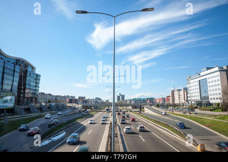 Belgrad, SERBIEN - April 2, 2018: vorbeifahrende Autos auf der Autobahn durch Belgrad, Novi Beograd, während der Rush Hour. Es ist eines der wichtigsten Expres Stockfoto