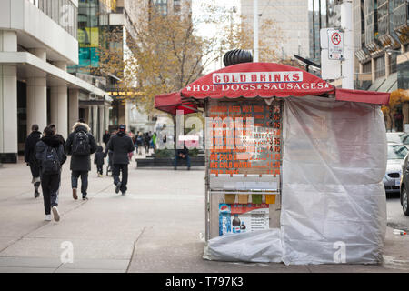 TORONTO, KANADA - 13. NOVEMBER 2018: Traditionelle Nordamerikanische Hot Dog stand in der Innenstadt von Toronto, Ontario, Verkauf von Würstchen, Pommes und Getränke in einem St Stockfoto