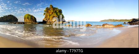 Panorama Landschaft der Pazifik Küste und kleine Inseln im Nationalpark Manuel Antonio Playa Espadilla Beach in Costa Rica Stockfoto