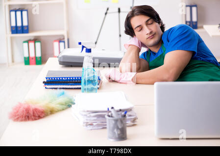 Männliche gutaussehenden professionelle Reinigungsmittel, die im Büro Stockfoto