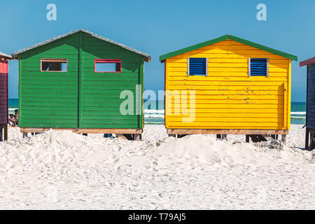 Strand von Muizenberg mit bunten Holzhütten in Kapstadt, Südafrika Stockfoto