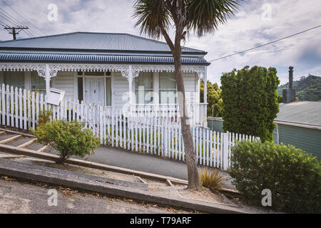 Alte weiße Haus in der Baldwin Street - der steilsten Straße in Dundein, Neuseeland Stockfoto