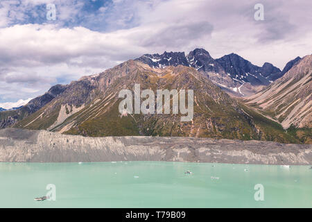 Schöne turqouise Tasman Glacier Lake und Rocky Mountains in den Wolken, Mount Cook National Park, South Island, Neuseeland Stockfoto