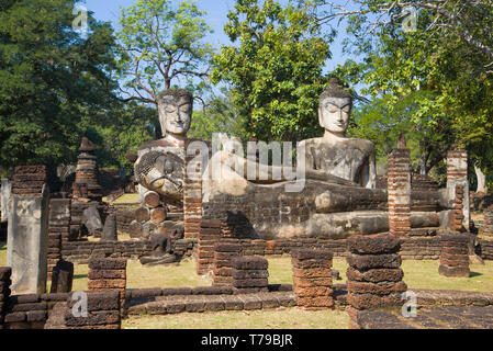 Antiken Skulptur Zusammensetzung auf den Ruinen einer buddhistischen Tempel Wat Phra Kaeo. Kamphaeng Phet, Thailand Stockfoto