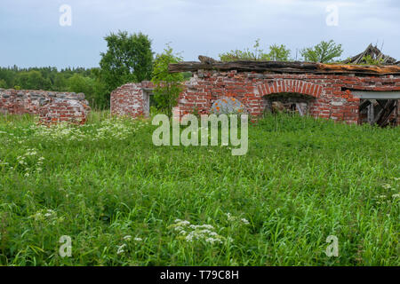 Ruinen von Gebäuden an der Sergievsky Kloster auf der Insel Muksalm, solowki Inseln, Archangelsker Gebiet, Russland Stockfoto