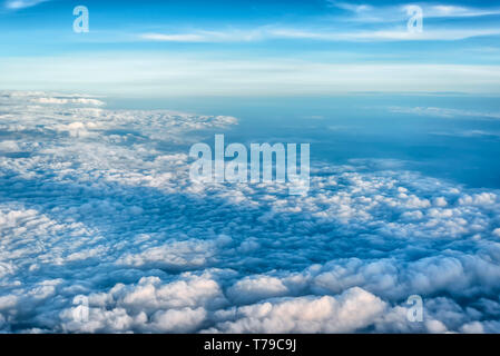 Luftaufnahme des Monsuns Wolken über die weiten Ebenen von Indien verteilt. Cumulonimbus und Cumulus Wolken sind sichtbar im Rahmen. Stockfoto