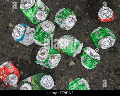 Viele leere zerquetscht Aluminium Bierdosen sind Littering eine Straße der Stadt Amsterdam. Stockfoto