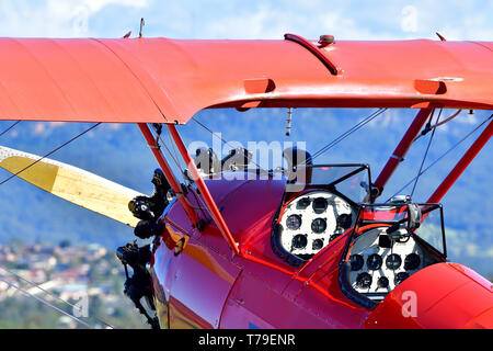 Cockpit der Roten Stearman Doppeldecker auf dem Rollfeld am Flügel über Illawarra AirShow Albion Park NSW Australien Sitzen Stockfoto