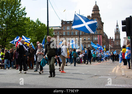 Pro-Scottish Unabhängigkeit Demonstranten weiter zu marschieren hinter George Square. Der Demonstrator Saltire Flagge besonders lebhaft. Stockfoto