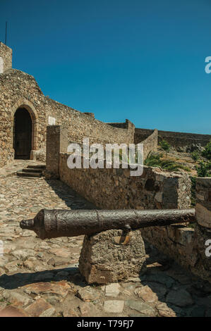 In der Nähe von Altes Eisen Kanone neben Gateway in den steinernen Außenwand an der Marvao Castle. Eine mittelalterliche Weiler thront auf einem Felsen in Portugal. Stockfoto