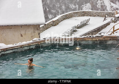 Bormio Terme Stabilimento Bagni Vecchi'': ospite nella Piscina termale all'aperto. [ENG] Bormio, Wellness, die Thermalbäder "Bagni Vecchi": Gast in Stockfoto