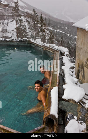 Bormio Terme Stabilimento Bagni Vecchi'': ospiti Termale nella Piscina all'aperto. [ENG] Bormio, Wellness, die Thermalbäder "Bagni Vecchi': ein Paar Stockfoto