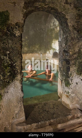 Bormio Terme Stabilimento Bagni Vecchi'': ospiti in Una delle vasche dei Bagni Romani. [ENG] Bormio, Wellness, die Thermalbäder "Bagni Vecchi": cou Stockfoto