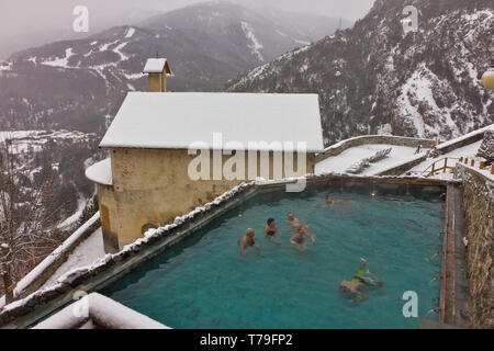 Bormio Terme Stabilimento Bagni Vecchi'': ospiti Termale nella Piscina all'aperto. [ENG] Bormio, Wellness, die Thermalbäder "Bagni Vecchi": Gäste in Stockfoto