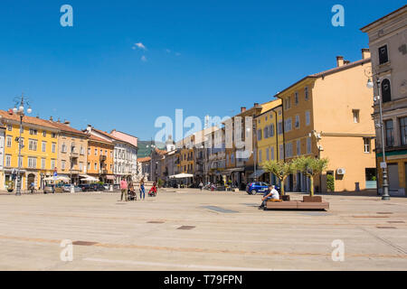 Gorizia, Italien - 20. April 2019. Menschen gehen rund um den historischen Piazza Della Vittoria im Nordosten der italienischen Stadt Gorizia in der Region Friaul Ve Stockfoto