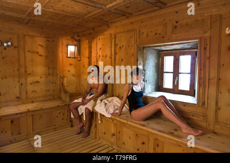 Bormio Terme Stabilimento Bagni Vecchi'': ospiti nella Sauna. [ENG] Bormio, Wellness, die Thermalbäder "Bagni Vecchi': ein paar Gäste im saun Stockfoto