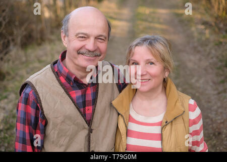 Ältere Frau und Mann im Park Stockfoto