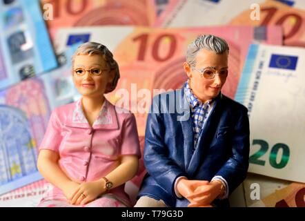 Verheiratet Rentner Ehepaar, mit Euro-banknoten unscharf im Hintergrund. Geld Rente Konzept Stockfoto
