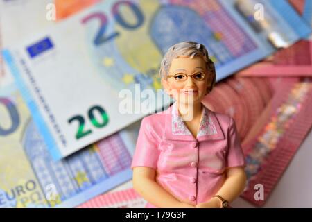 Einzelnen weiblichen alten Rentner mit Euro-banknoten unscharf im Hintergrund. Geld Rente Konzept Stockfoto