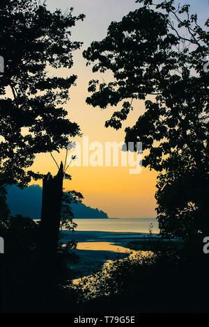 Sonnenuntergang am Strand von Radhanagar Havelock Island, Andaman und Nicobar Inseln Stockfoto