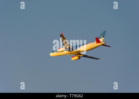 BMI, British Midland International Airbus A320 -200 Jet Airliner Flugzeug G-MIDY startet vom Flughafen London Heathrow, UK in blauem Himmel Stockfoto