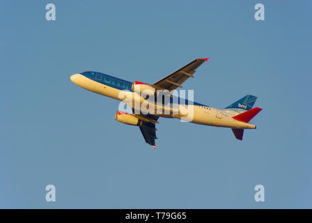 BMI, British Midland International Airbus A320 -200 Jet Airliner Flugzeug G-MIDY startet vom Flughafen London Heathrow, UK in blauem Himmel Stockfoto