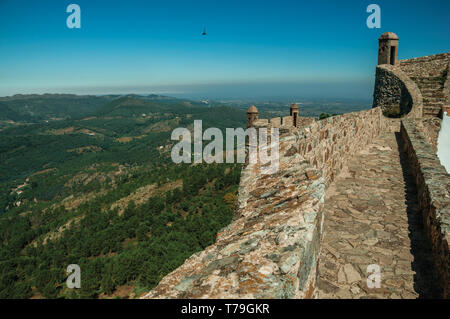 Weg und Treppen auf der Mauer mit Wachtürmen über hügelige Landschaft am Marvao Castle. Eine mittelalterliche Weiler thront auf einem Felsen in Portugal. Stockfoto