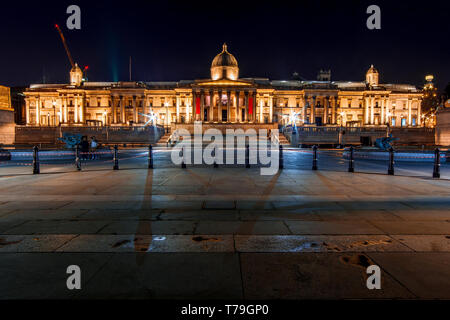 National Gallery und Trafalgar Square in London (England) bei Nacht
