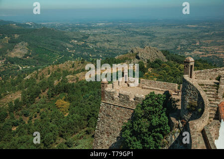 Weg und Treppen auf der Mauer mit Wachtürmen über hügelige Landschaft am Marvao Castle. Eine mittelalterliche Weiler thront auf einem Felsen in Portugal. Stockfoto
