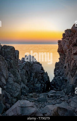 Felsigen Strand Landschaft in der Abenddämmerung. Kullaberg, Schweden. Stockfoto