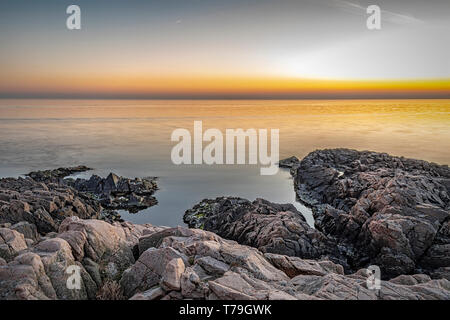 Einen schönen Sonnenuntergang seascape Blick vom Naturschutzgebiet Kullaberg in Schweden. Stockfoto