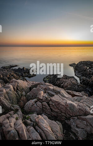 Einen schönen Sonnenuntergang seascape Blick vom Naturschutzgebiet Kullaberg in Schweden. Stockfoto