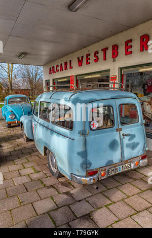 MORARP, Schweden - 23. MÄRZ 2019: klassische Autos an einem retro Tankstelle in Morarp, Schweden. Stockfoto