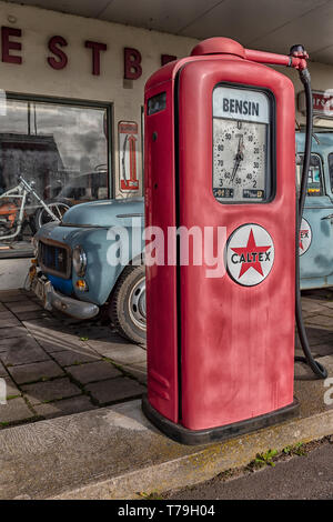 MORARP, Schweden - 23. MÄRZ 2019: Retro Benzin pumpen zu einem retro Tankstelle in Morarp, Schweden. Stockfoto