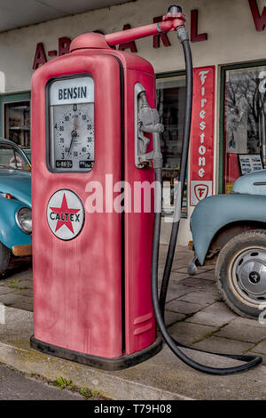 MORARP, Schweden - 23. MÄRZ 2019: Retro Benzin pumpen zu einem retro Tankstelle in Morarp, Schweden. Stockfoto