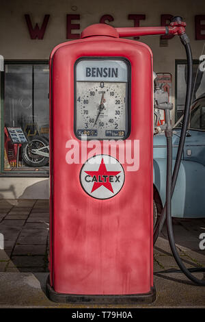 MORARP, Schweden - 23. MÄRZ 2019: Retro Benzin pumpen zu einem retro Tankstelle in Morarp, Schweden. Stockfoto