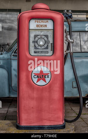 MORARP, Schweden - 23. MÄRZ 2019: Retro Benzin pumpen zu einem retro Tankstelle in Morarp, Schweden. Stockfoto