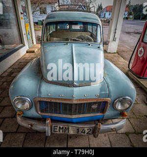 MORARO, Schweden - 23. MÄRZ 2019: Retro Fahrzeug Volvo van zu einem retro Garage in Morarp, Schweden. Stockfoto