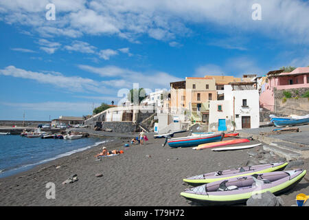 Der Strand von Rinella Village, Insel Salina, Äolische Inseln, Sizilien, Italien Stockfoto