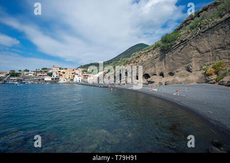 Der Strand von Rinella Village, Insel Salina, Äolische Inseln, Sizilien, Italien Stockfoto