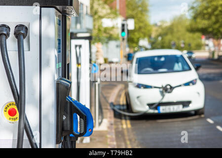 Elektroauto gesteckt Evolt Point in Cambridge, England, UK. Stockfoto