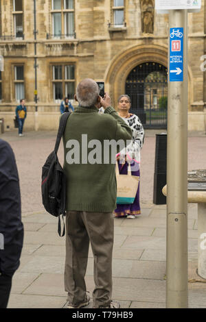 Asiatischer Mann fotografiert asiatische Frau Cambridge 2019 Stockfoto